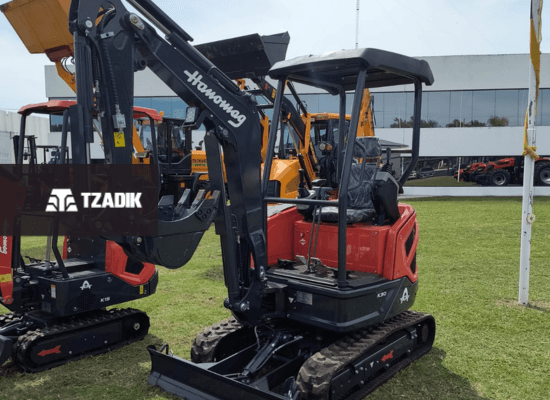 BURGER K30 EXCAVADORA ORUGA DE GOMA 2,7 TN SHANCHAI marca Hanomag 1